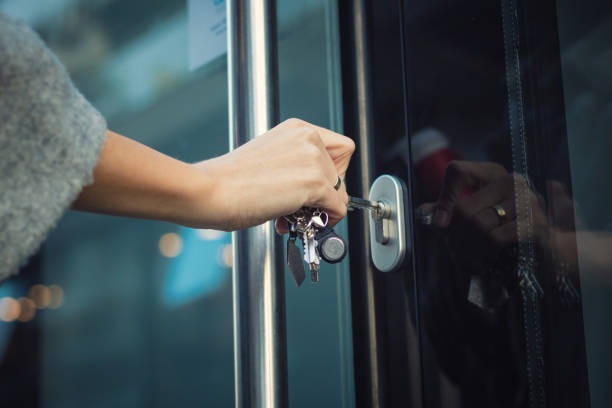 Cerrajero experto de THE 2ND KEY realizando una apertura urgente de puerta de vivienda en Madrid capital, garantizando rapidez y profesionalismo.